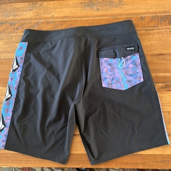 VOLCOM board shorts - Picture 2 of 5